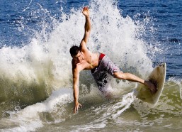 【开云娱乐】点球遭封堵两度破门无效，运气不佳还是战术困局？郝伟调整仅换费莱尼显成效