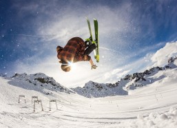 开云app|15岁青训瑰宝震撼一线队！拜仁中卫帕维奇破格参训引德媒热议