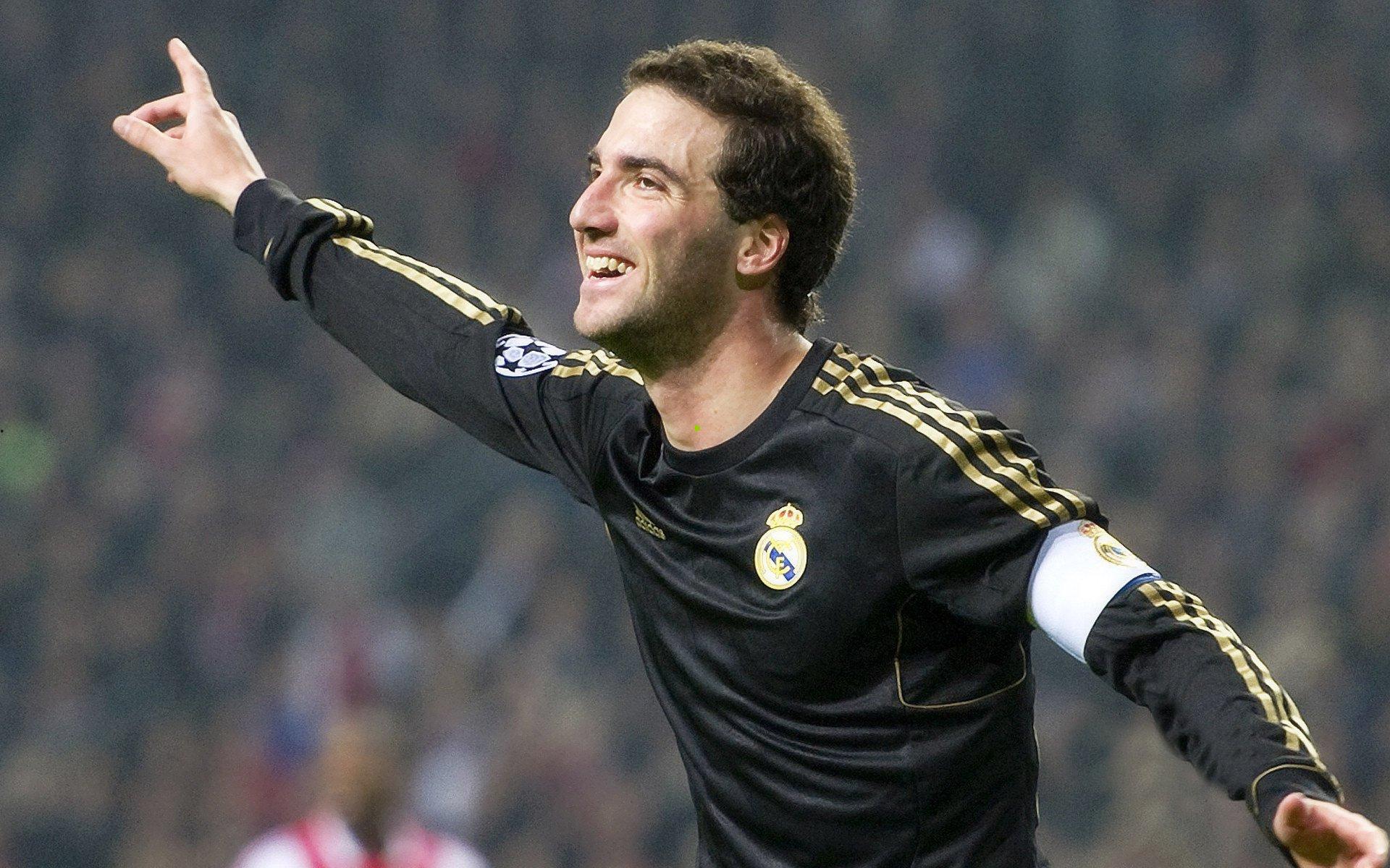 罗伊斯-奥尼尔更新社媒展示赛前时尚穿搭 球迷热议潮流风采