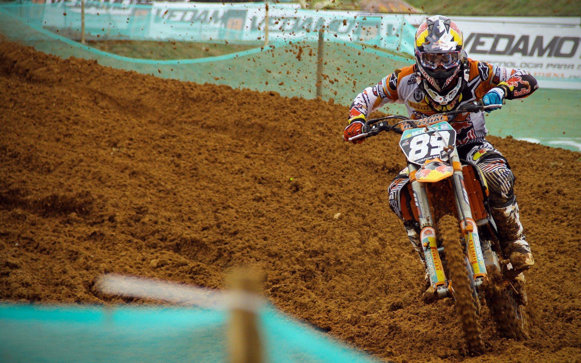 中超联赛泰山队四球完胜亚泰队，莫伊塞斯双响建功，刘伟国失误导致客队溃败