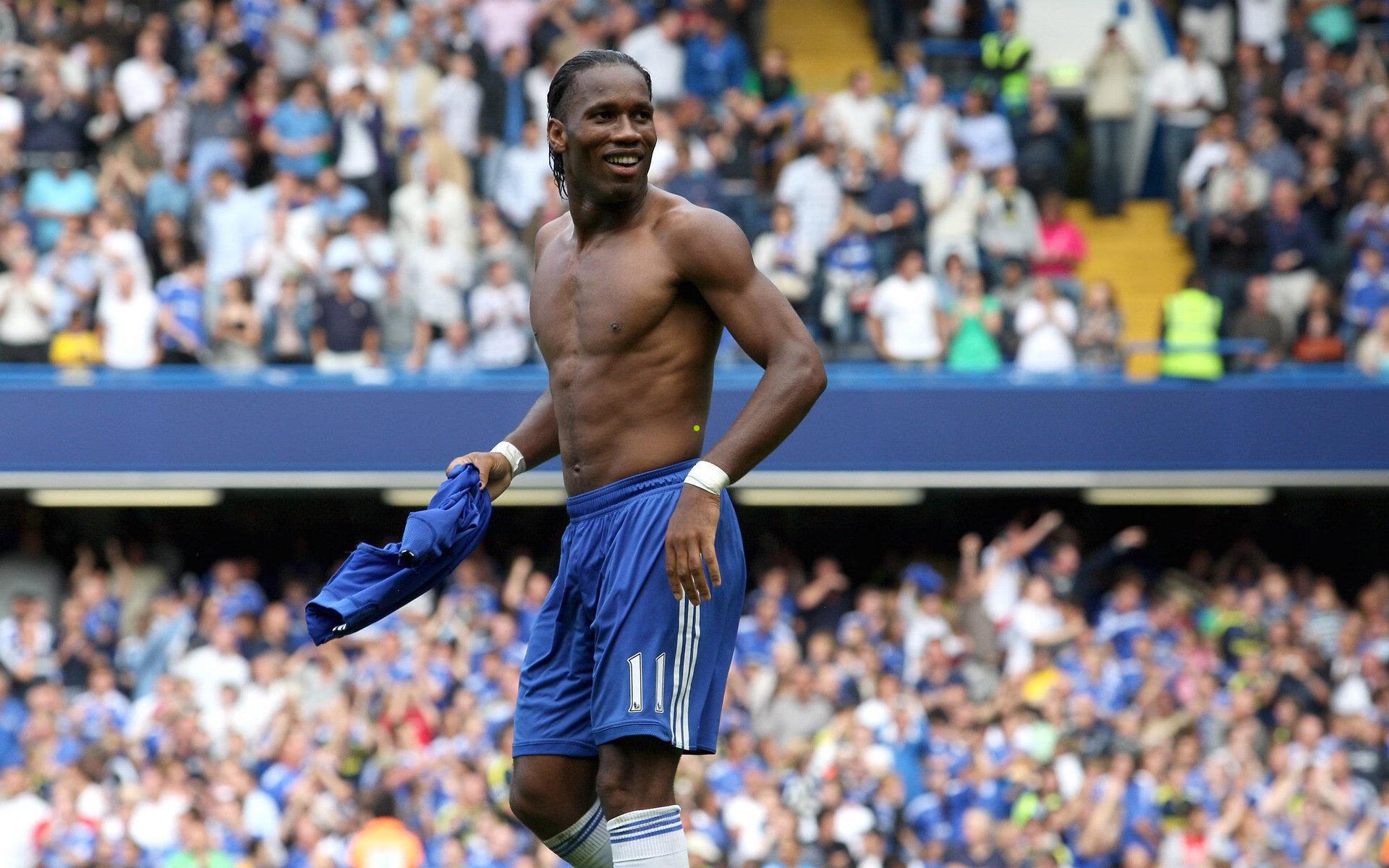 足协杯赛场温情瞬间，弹球游戏逗乐谢峰，张外龙点赞传递足球欢乐